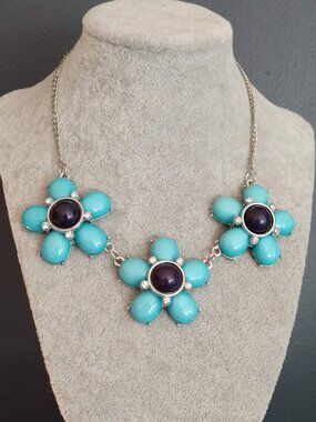 Blue floral necklace w/crystal accents